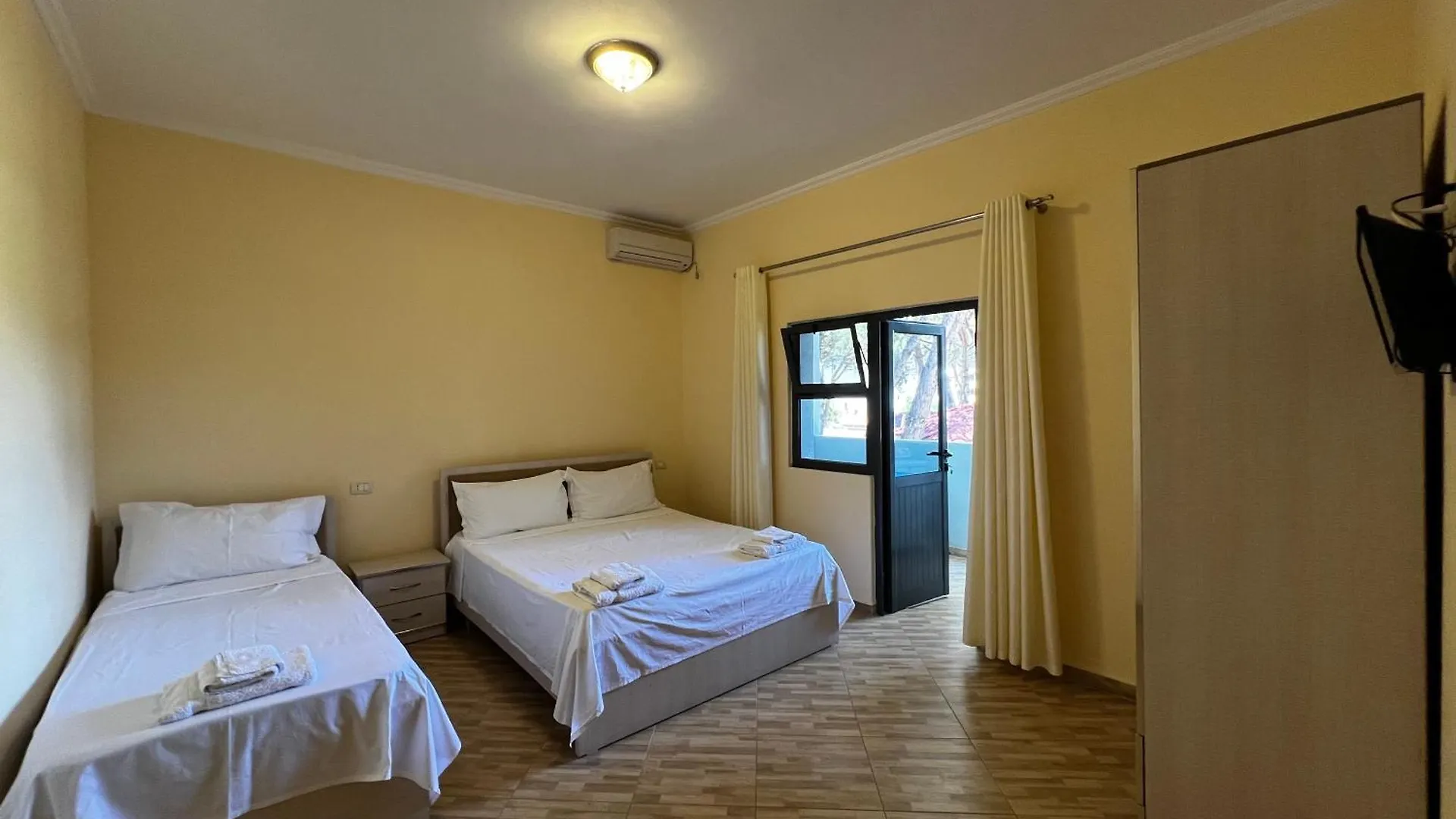 Herberg Canary Hotel Golem  Albanië