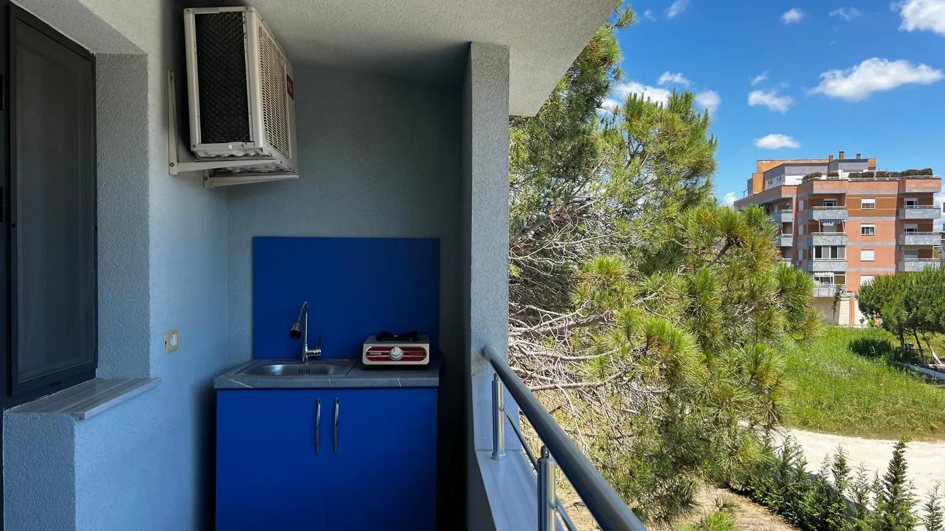Canary Hotel Golem  Herberg Golem (Tirana)