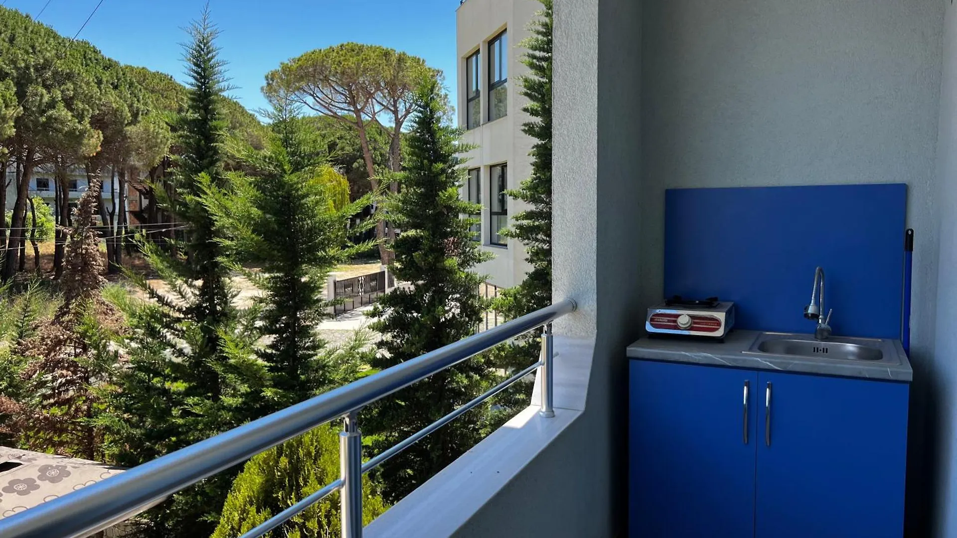 Herberg Canary Hotel Golem  Albanië